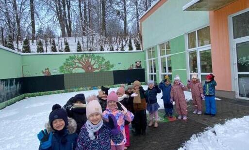 Zdjęcie do Zabawy na śniegu-grupa Krasnoludki